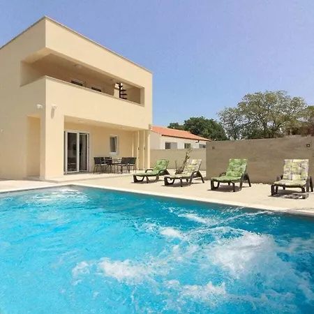 Sunshine With Private Hot Tub וילה *